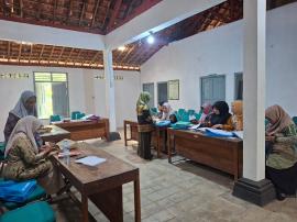 Pengurus Harian TP PKK Kalurahan Sidoharjo Laksanakan Pengecekan Rutin Buku Dasa Wisma